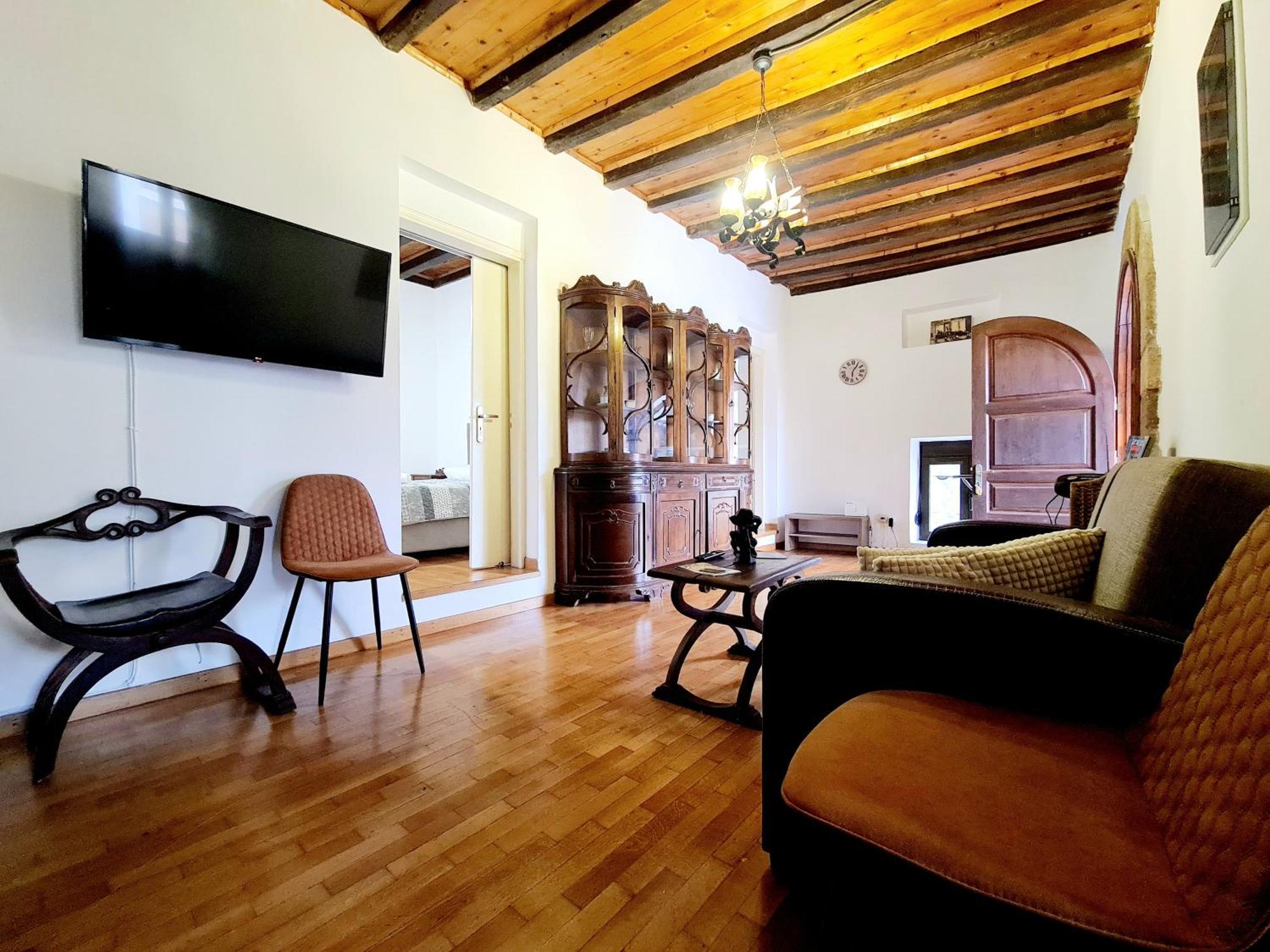 Shades Of Wood Old Town Apartment *